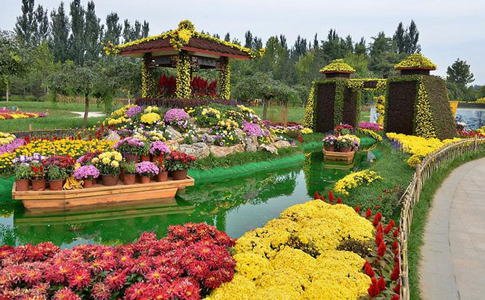 人物绿雕案例-红色主题伟人造型卡通