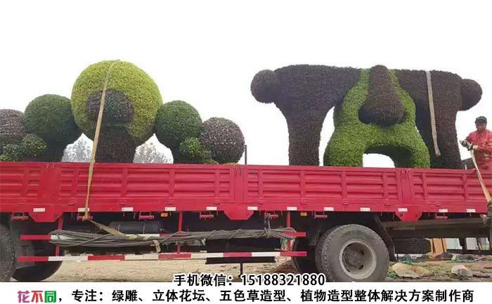 四川成都脸谱五色草造型雕塑正在装车