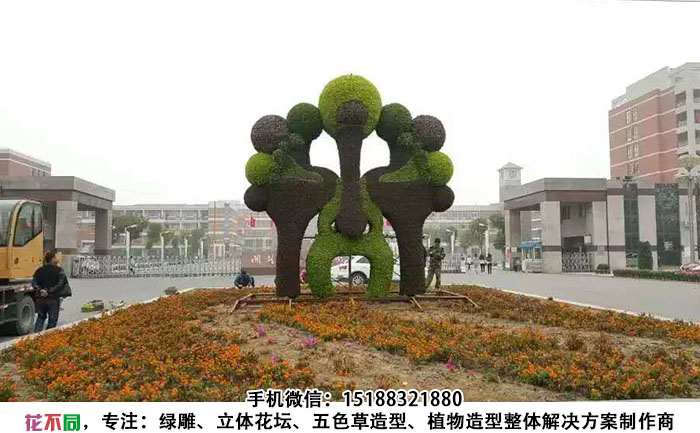 四川成都脸谱五色草造型雕塑制作基本完成,工人还在丰富细节