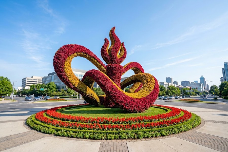 立体五色草生肖造型施工现场工人正在钢架扎网上精准定位插草